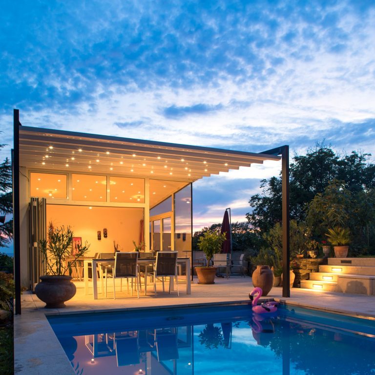 Luce – Pergola mit geneigtem Dach von NEMATEC