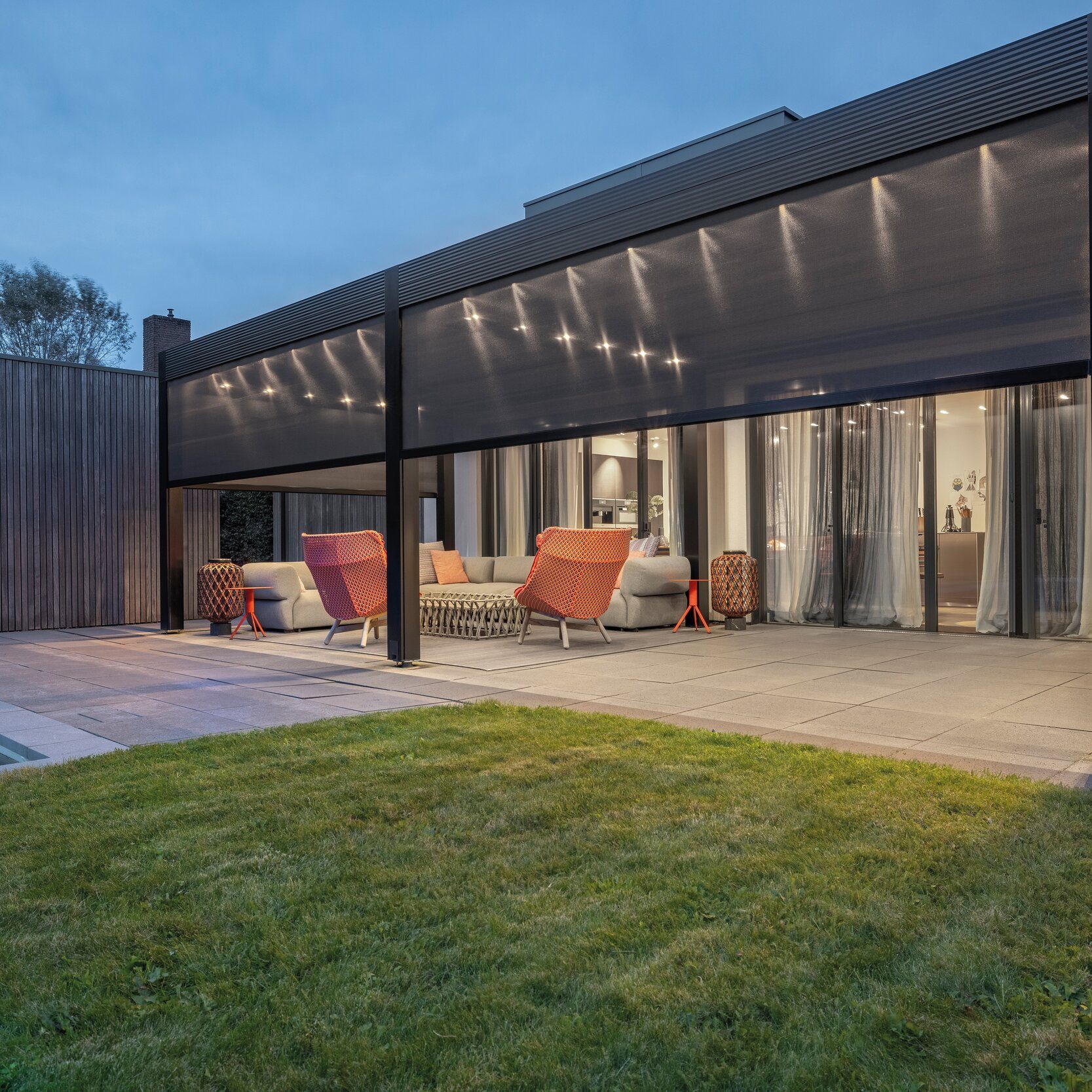 Pergola Azimut von NEMATEC auf einer Terrasse